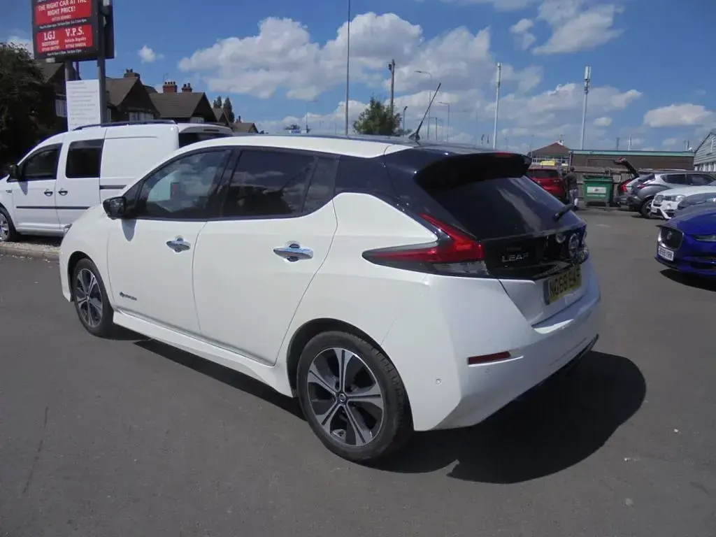 Used Nissan Leaf Tekna 110 kW (150 HP) 2019 White Hatchback