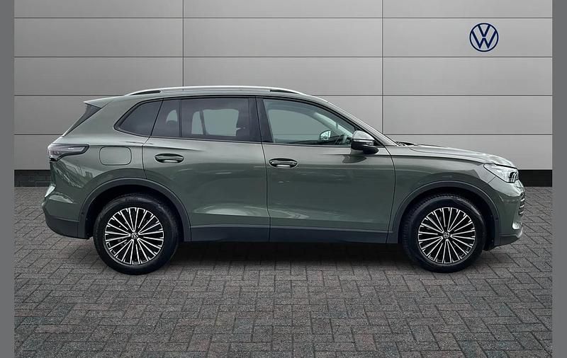 Begagnad VW Tiguan Match 147 HK (108 kW) 2024 Grön SUV