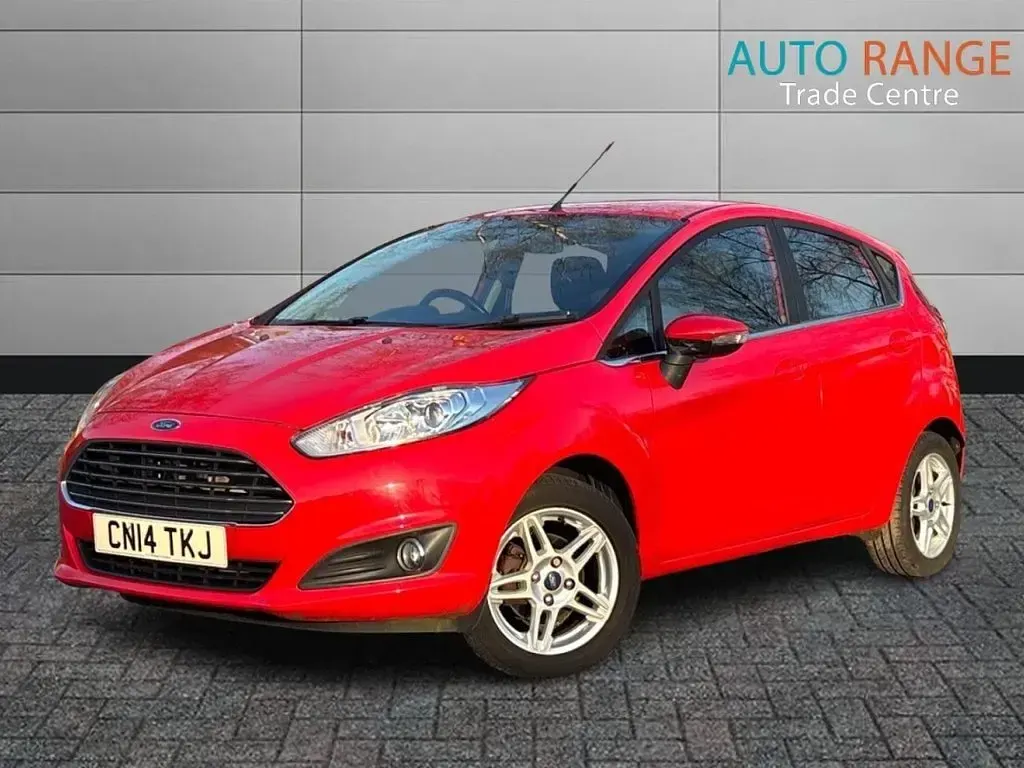 Begagnad Ford Fiesta Zetec 82 HK (60 kW) 2014 Röd Halvkombi