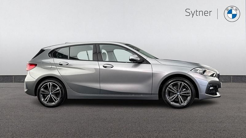Usado BMW 118 Sport Line 134 HP (98 kW) 2024 Cinzento Citadino