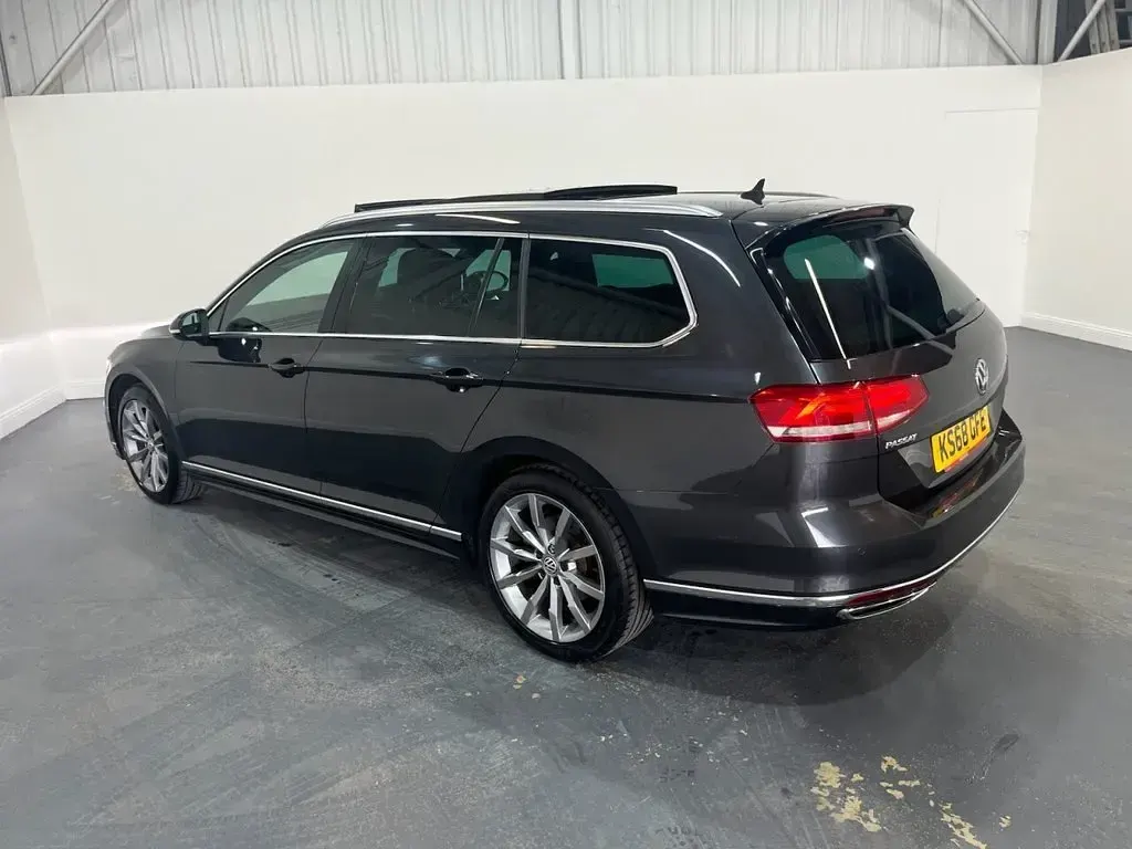 Used VW Passat R-line 190 HP (139 kW) 2018 Grey Estate