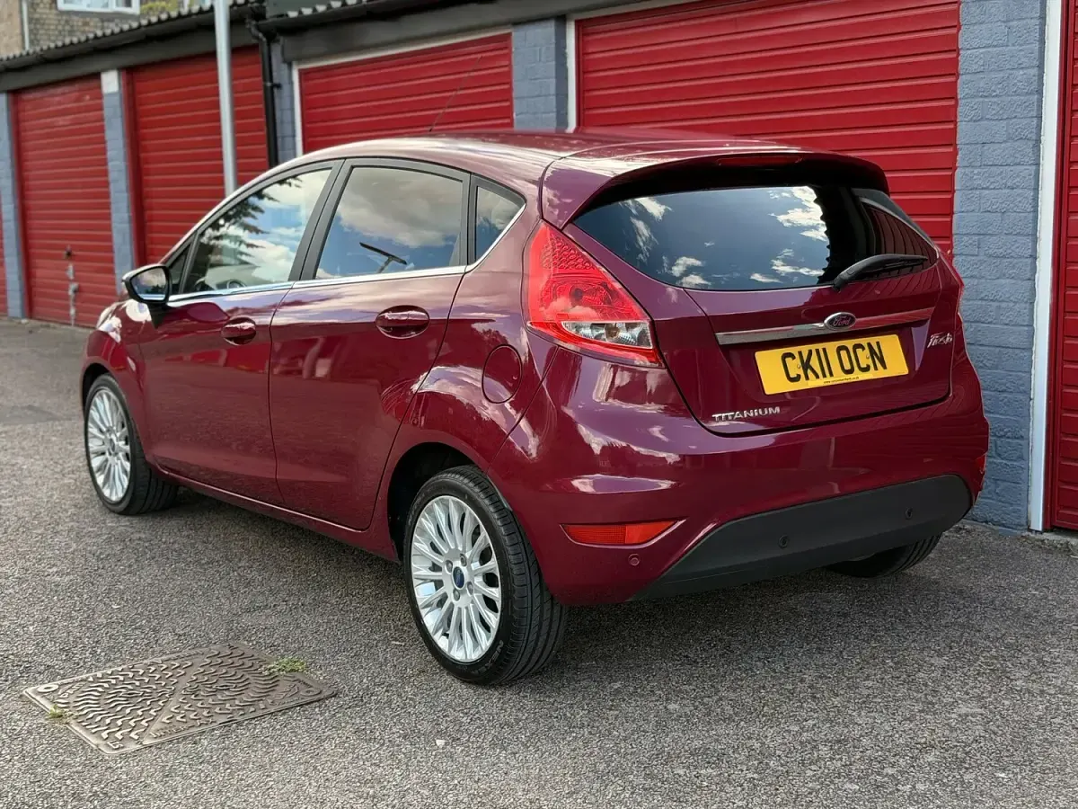Used Ford Fiesta Titanium 94 HP (69 kW) 2011 Pink Hatchback