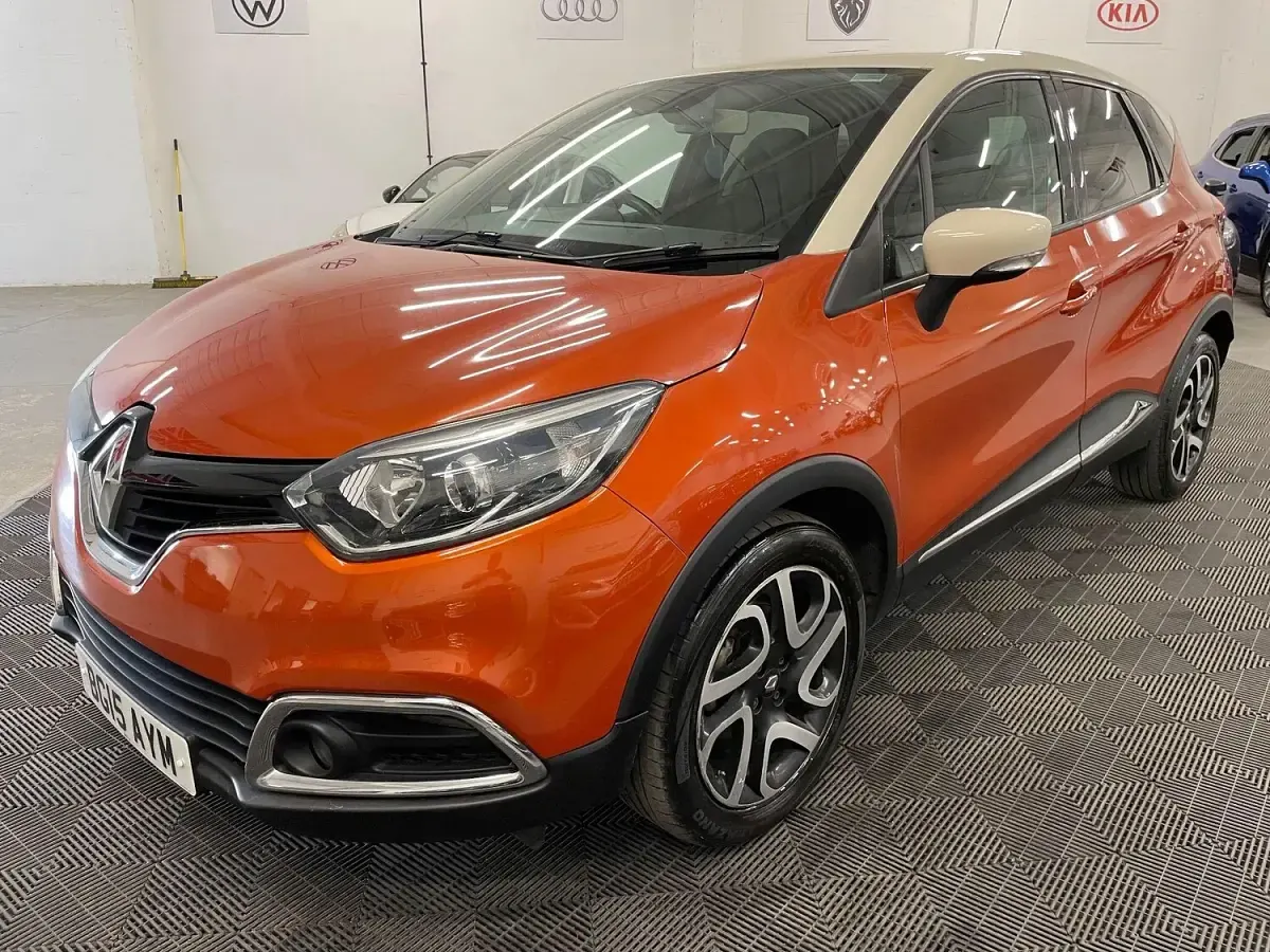 Used Renault Captur Dynamique 90 HP (66 kW) 2015 Orange/cream SUV