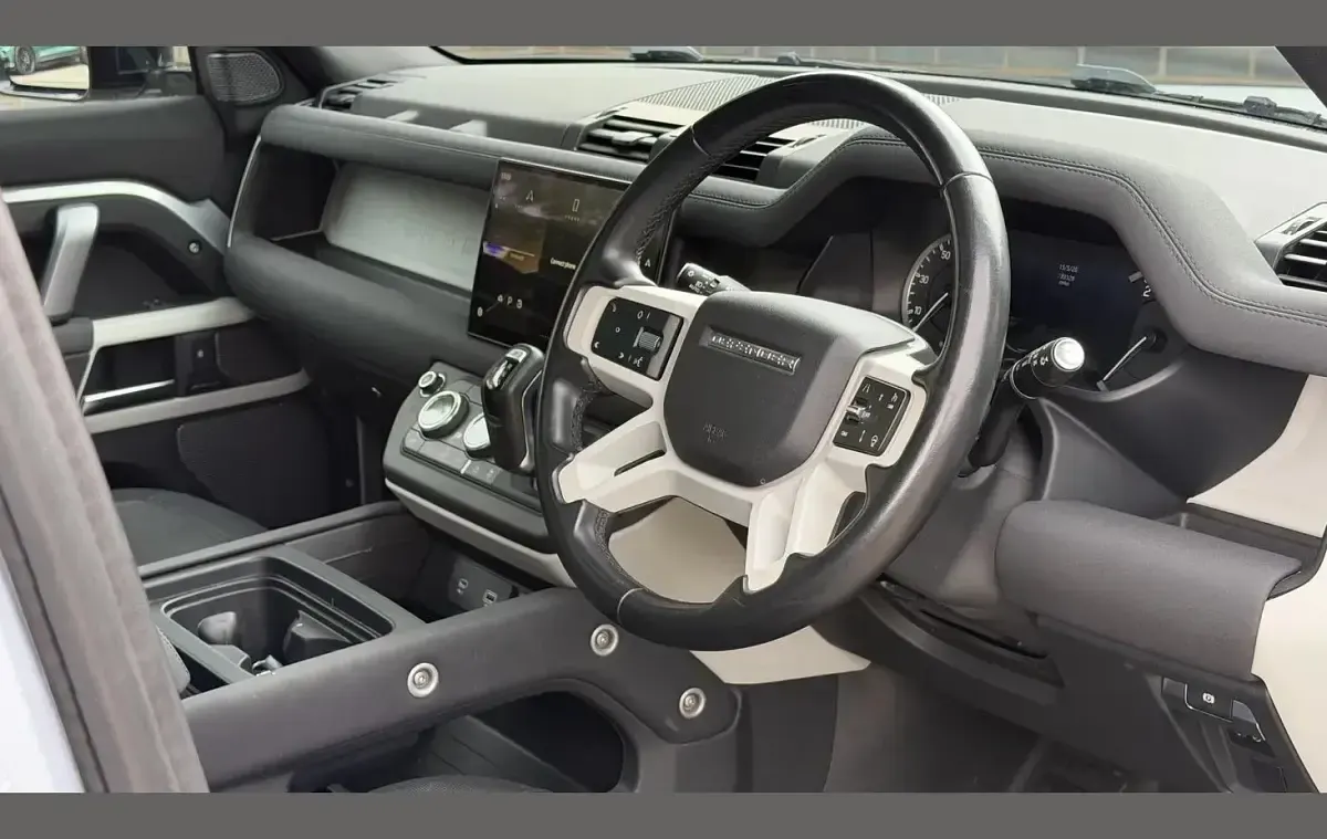 Used Land Rover Defender SE Dynamic 300 HP (220 kW) 2023 Silver SUV