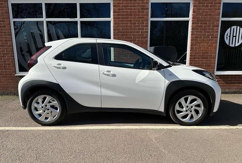 Used Toyota Aygo X PURE 72 HP (52 kW) 2023 White SUV