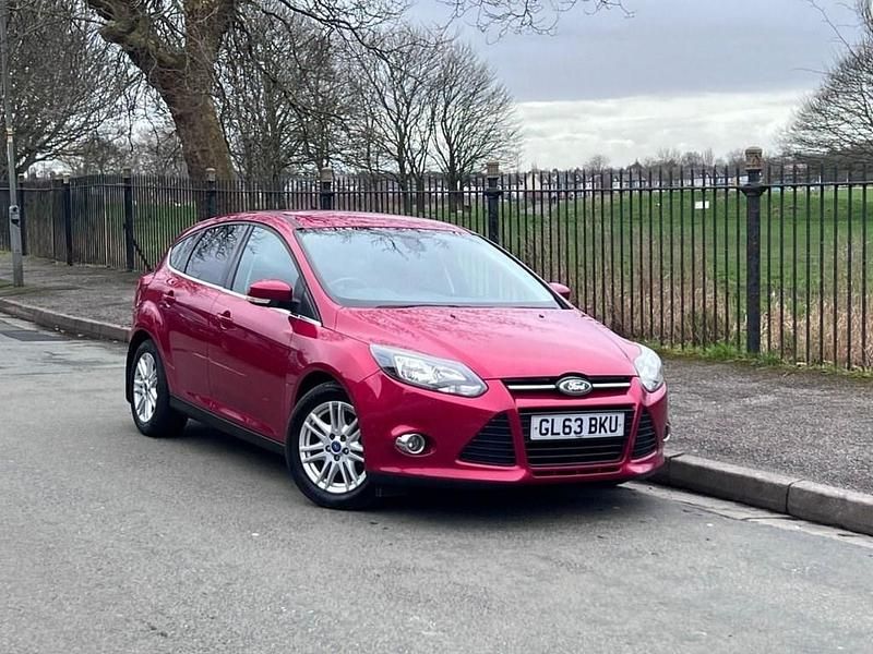 Begagnad Ford Focus Titanium 115 HK (84 kW) 2013 Röd Halvkombi