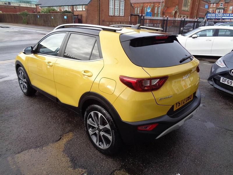 Usado Kia Stonic 118 HP (86 kW) 2022 Amarelo SUV