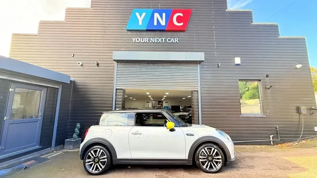 Używany Mini Cooper SE Hatch 135 kW (184 KM) 2022 Srebrny Hatchback