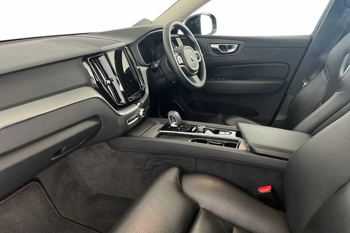 Used Volvo XC60 Plus 197 HP (144 kW) 2022 Onyx black SUV