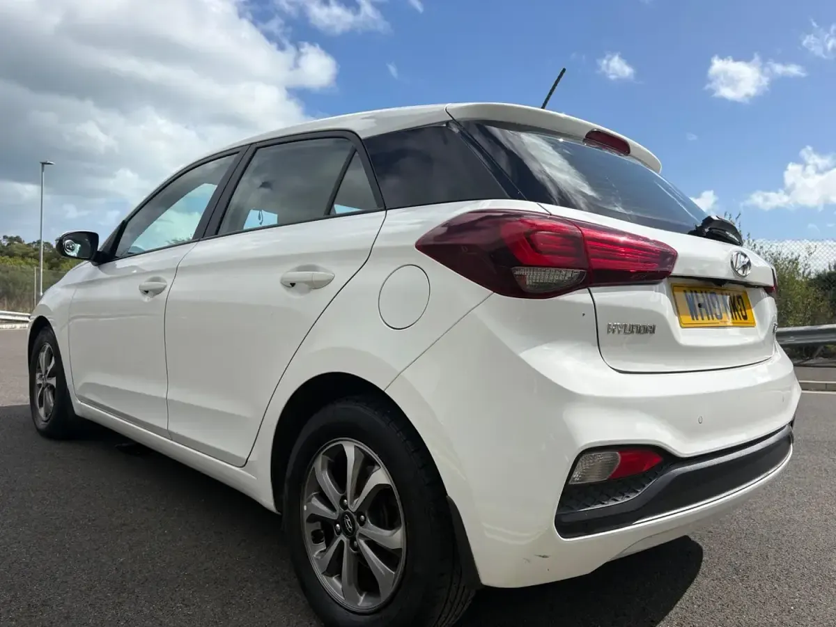 Used Hyundai i20 SE 84 HP (61 kW) 2019 White Hatchback