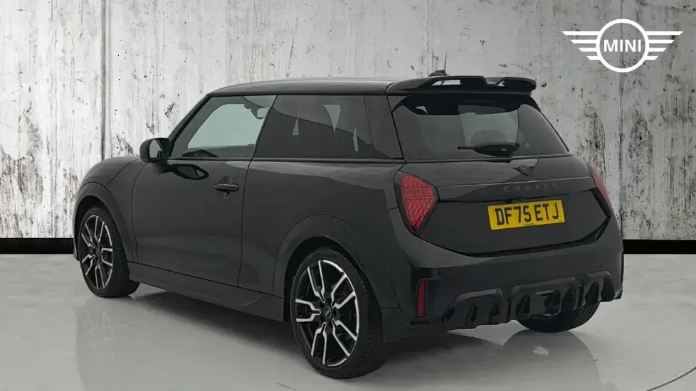 Used Mini Cooper Hatch 113 kW (154 HP) 2025 Black Hatchback