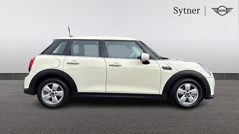 Used Mini Cooper Classic 134 HP (98 kW) 2021 White Hatchback