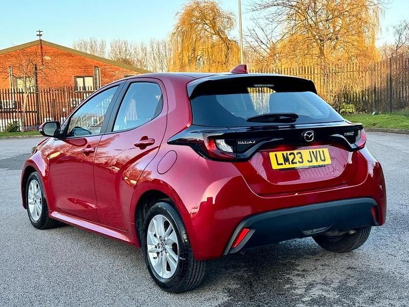 Begagnad Mazda 2 116 HK (85 kW) 2023 Röd Halvkombi