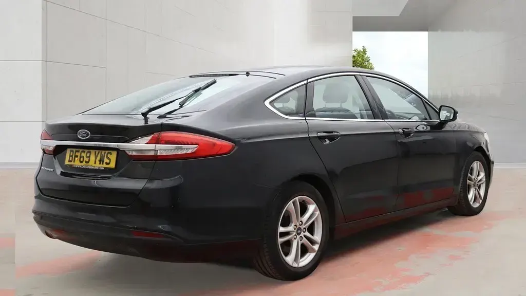 Używany Ford Mondeo Zetec 180 KM (132 kW) 2019 Czarny Hatchback