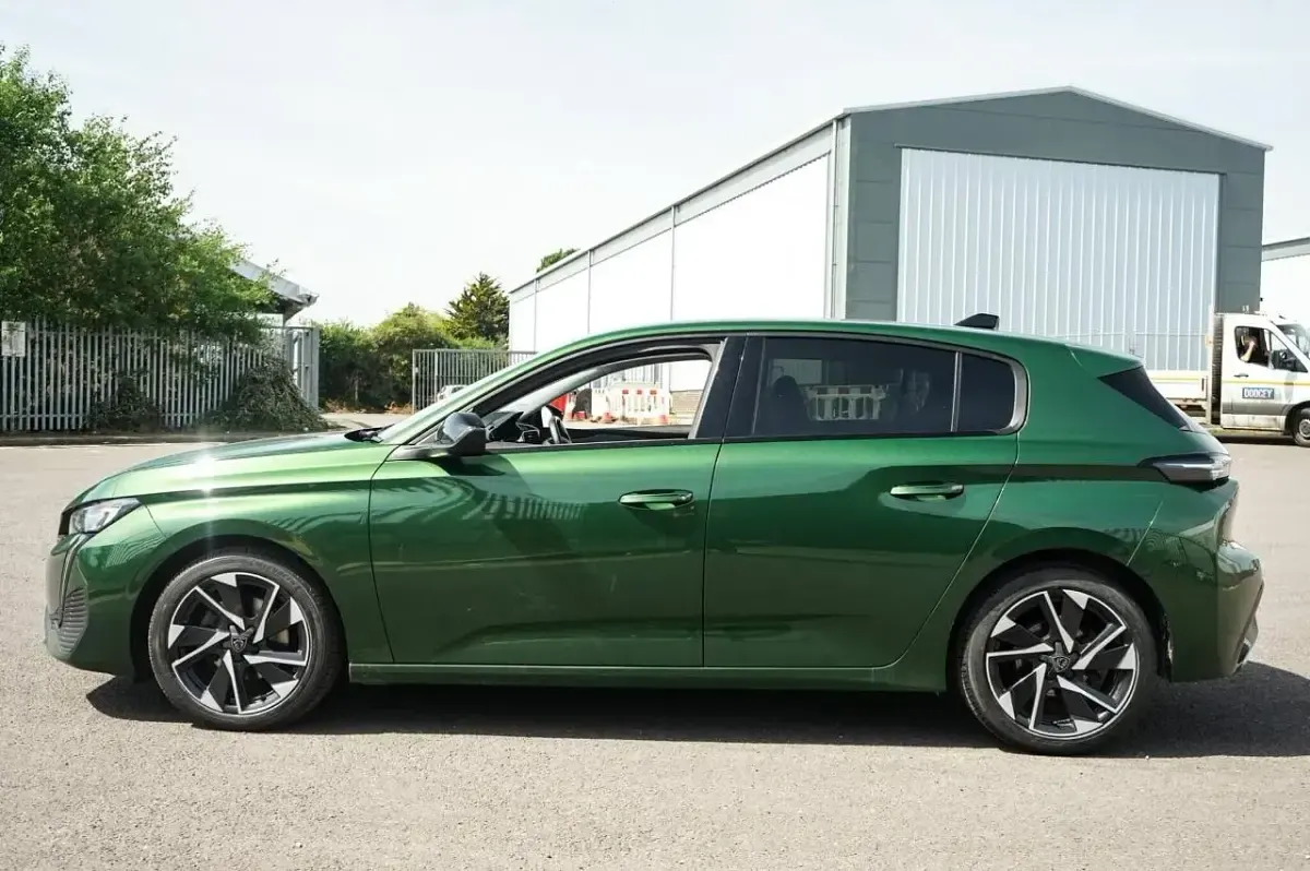 Usado Peugeot 308 Allure Premium 130 HP (95 kW) 2022 Verde Citadino