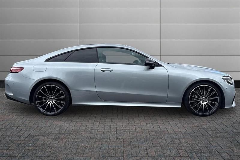 Usado Mercedes E300 AMG line 258 HP (189 kW) 2022 Prateado Coupé