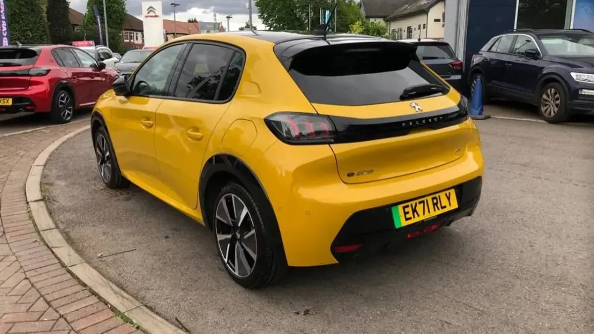 Używany Peugeot e-208 Premium 98 kW (134 KM) 2021 Żółty Hatchback