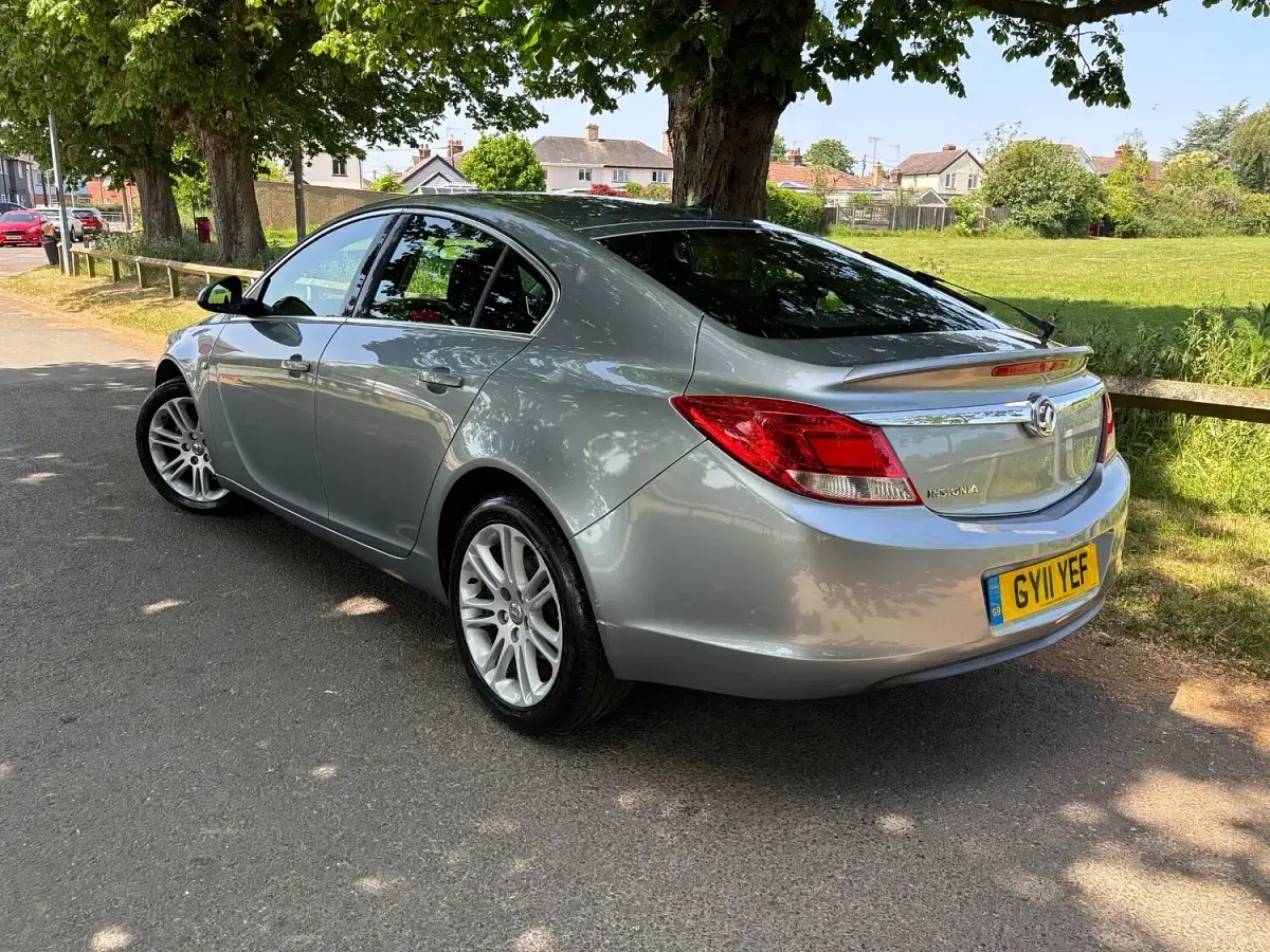 Used Vauxhall Insignia 140 HP (102 kW) 2011 Silver Hatchback