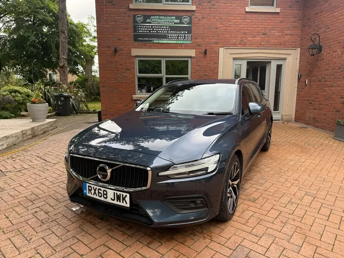 Used Volvo V60 Momentum 2018 Blue Estate