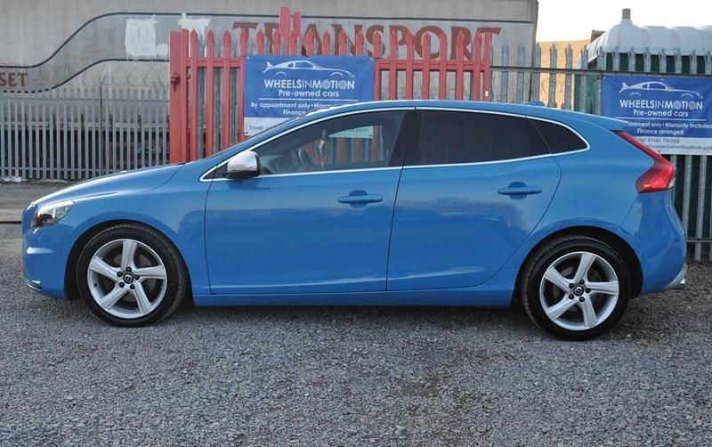 Used Volvo V40 R-Design 120 HP (88 kW) 2016 Blue Hatchback