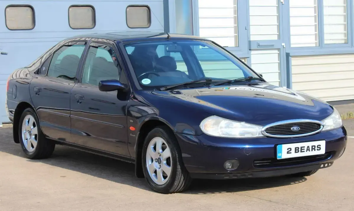 Used Ford Mondeo Ghia 1996 Blue Hatchback