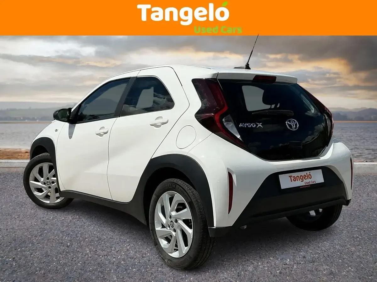 Used Toyota Aygo X PURE 72 HP (52 kW) 2022 White SUV