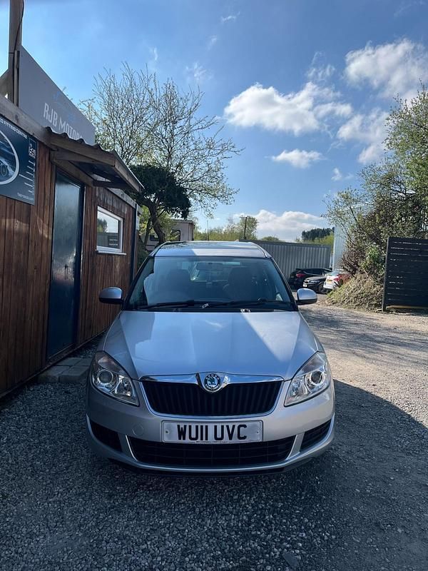 Usado Skoda Roomster SE 105 CV (77 kW) 2011 Plateado Monovolumen