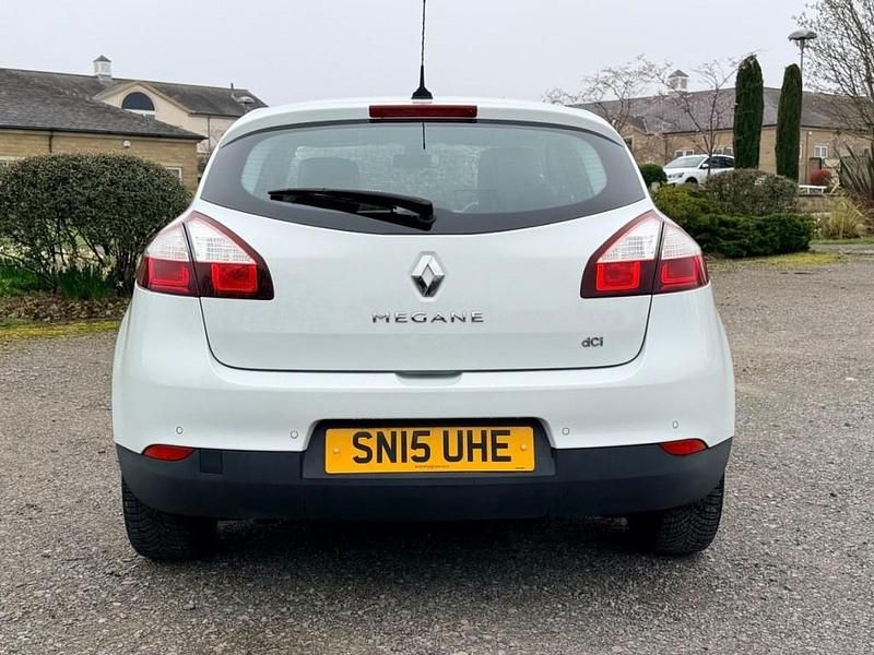 Used Renault Mégane III Dynamique 110 HP (80 kW) 2015 White Hatchback