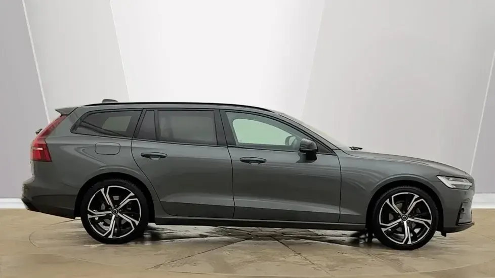 Usado Volvo V60 Plus 197 HP (144 kW) 2025 Verde Carrinha