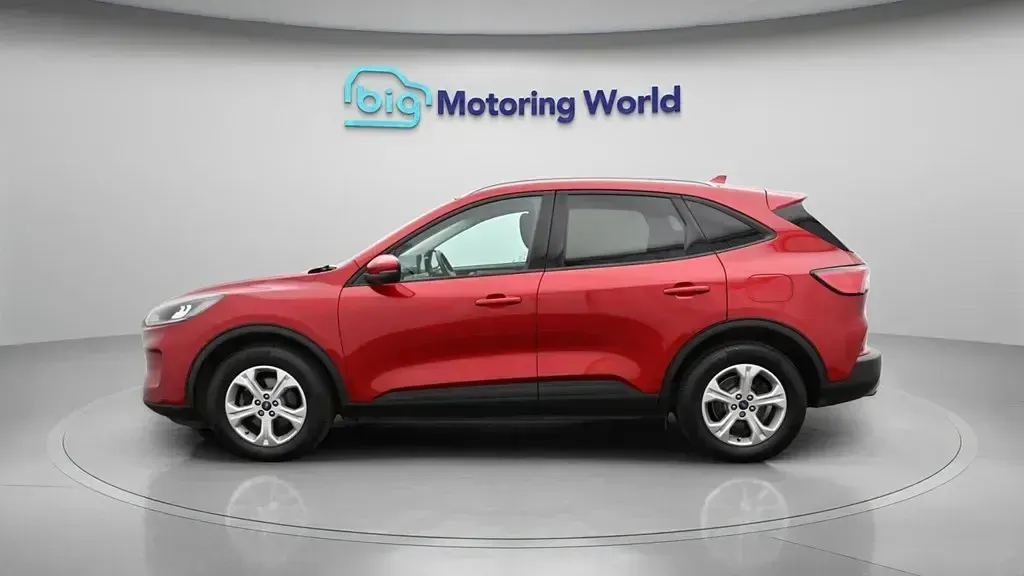 Usado Ford Kuga Zetec 120 CV (88 kW) 2022 Rojo SUV