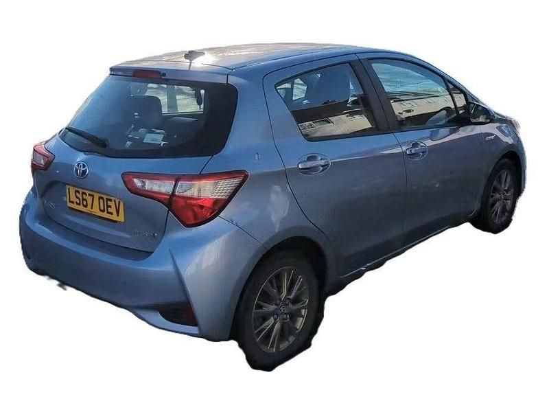 Used Toyota Yaris Hybrid 100 HP (73 kW) 2017 Blue Hatchback