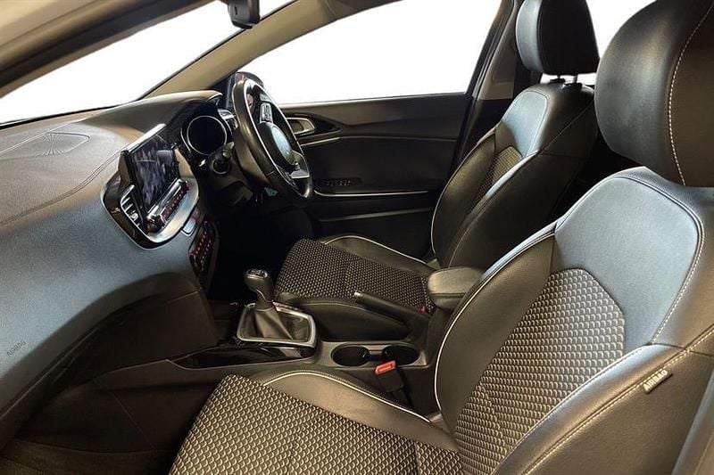 Used Kia Ceed 158 HP (116 kW) 2022 White Hatchback