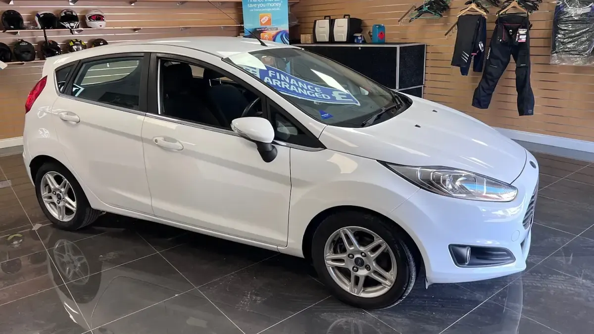 Used Ford Fiesta Zetec 82 HP (60 kW) 2013 White Hatchback