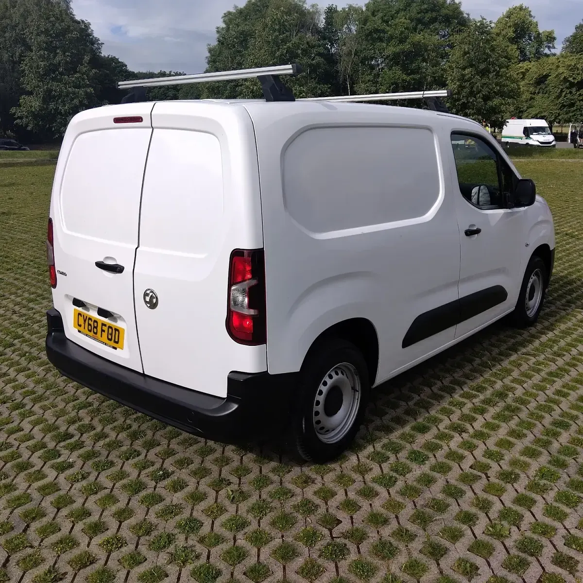 Used Vauxhall Combo Edition 100 HP (73 kW) 2019 White MPV
