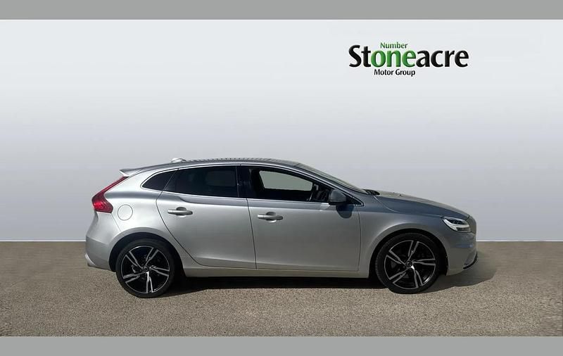 Used Volvo V40 R-Design 190 HP (139 kW) 2018 Silver Hatchback