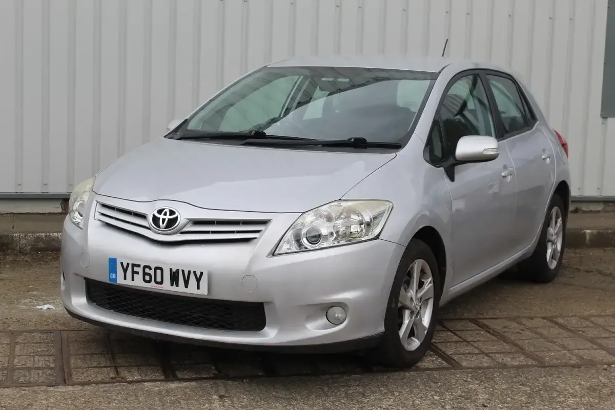 Used Toyota Auris 99 HP (72 kW) 2011 Silver Hatchback