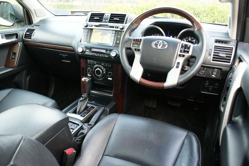 Used Toyota Land Cruiser 177 HP (130 kW) 2017 White SUV