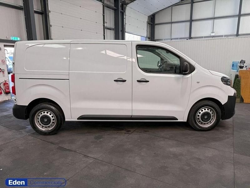 Used Vauxhall Vivaro S 120 HP (88 kW) 2024 White MPV