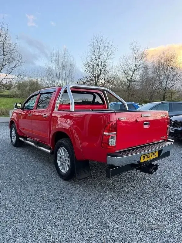 Used Toyota HiLux 171 HP (125 kW) 2015 Red Pickup