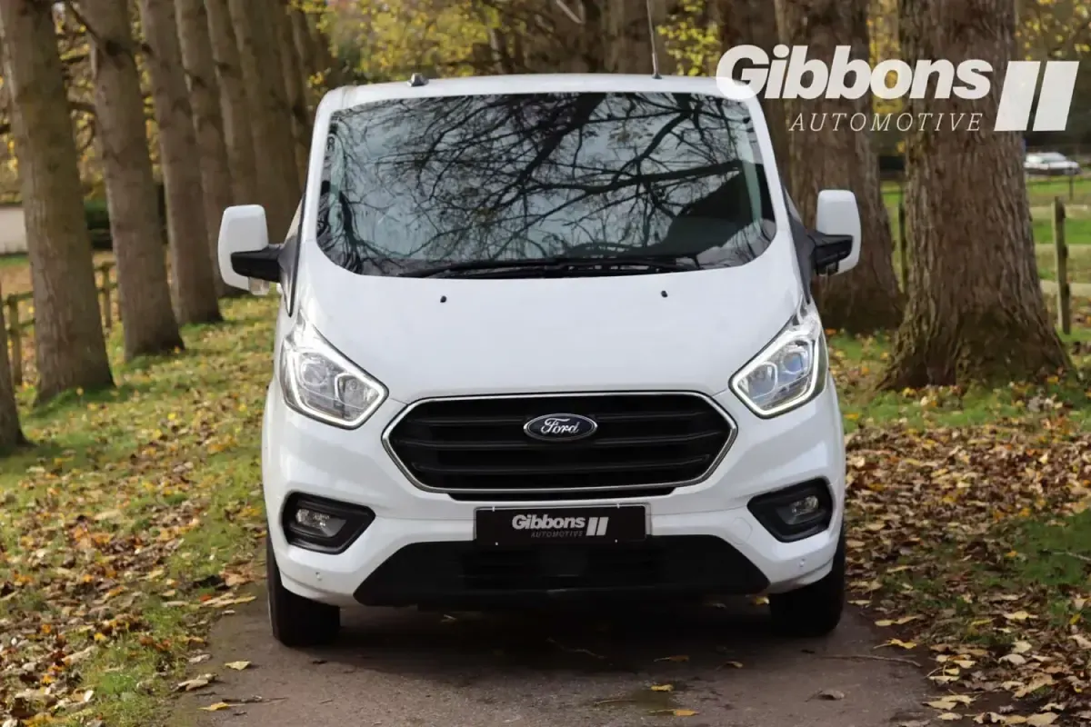 Begagnad Ford Transit Custom Limited 130 HK (95 kW) 2022 Vit Van