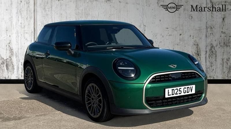 Begagnad Mini Cooper Exclusive 114 kW (156 HK) 2025 Grön Halvkombi