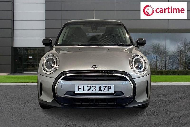 Usado Mini Cooper Classic 136 HP (100 kW) 2023 Prateado Citadino