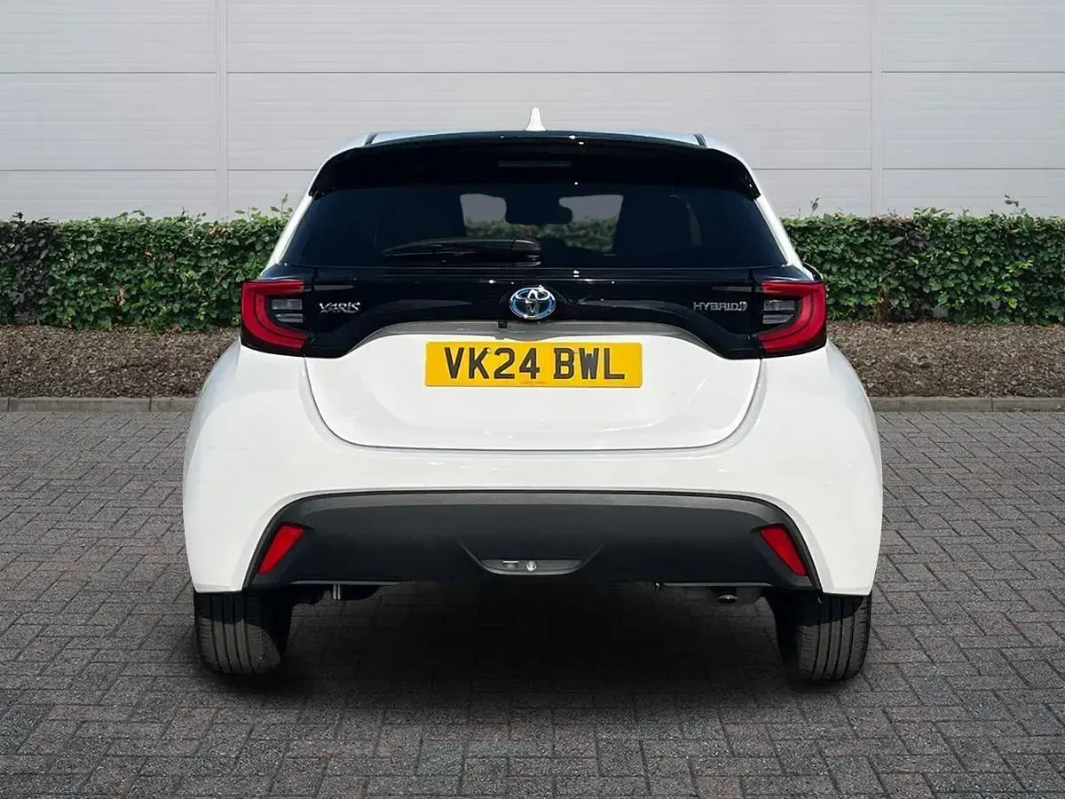 Used Toyota Yaris Design 116 HP (85 kW) 2024 White Hatchback
