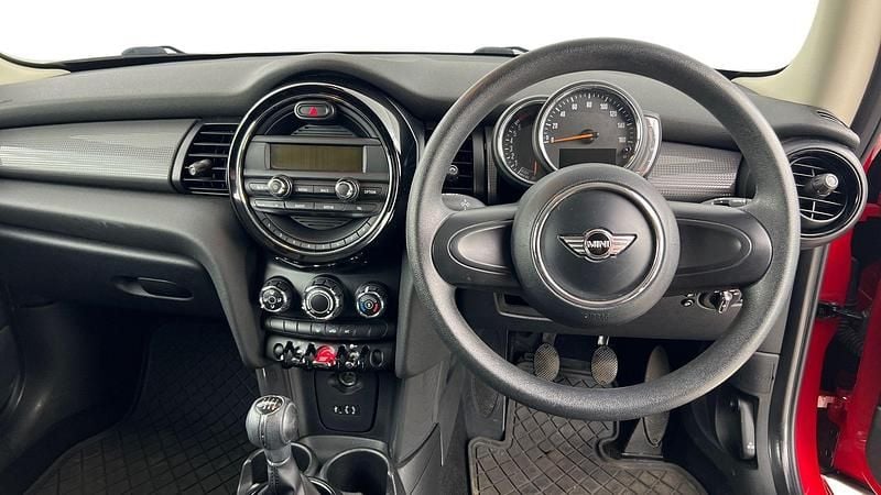 Used Mini Cooper Hatch 134 HP (98 kW) 2018 Red Hatchback