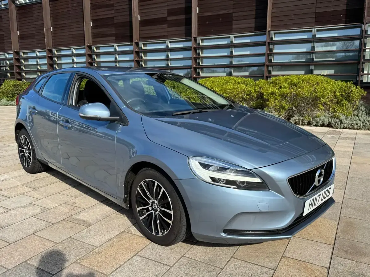Gebraucht Volvo V40 Momentum 122 PS (89 kW) 2017 Blau Kleinwagen