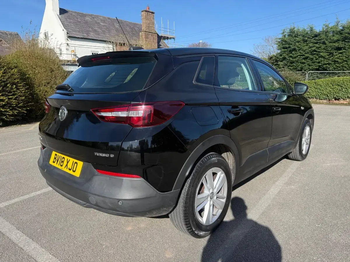 Usado Vauxhall Grandland X S 120 HP (88 kW) 2018 Preto SUV