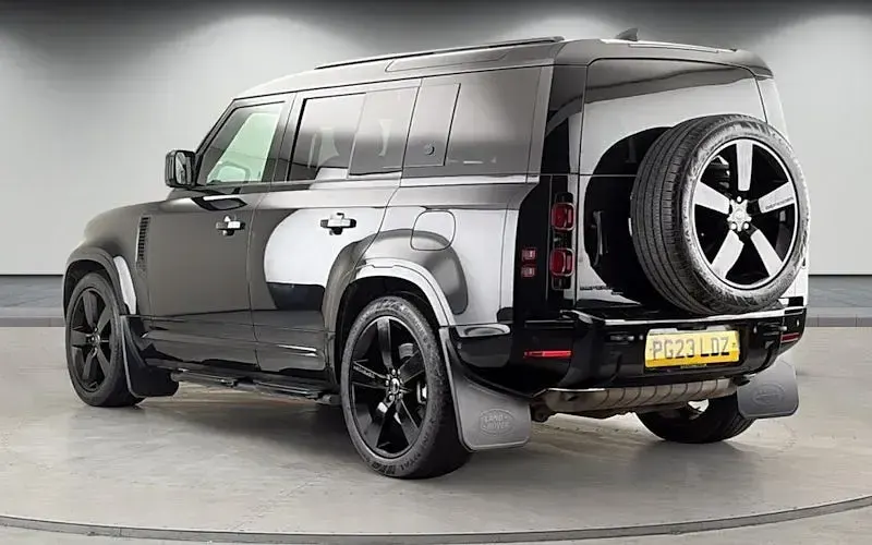 Used Land Rover Defender SE Dynamic 404 HP (297 kW) 2023 Santorini black SUV