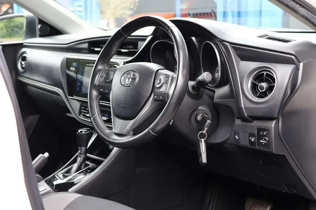 Used Toyota Auris Business Edition 116 HP (85 kW) 2017 White Estate