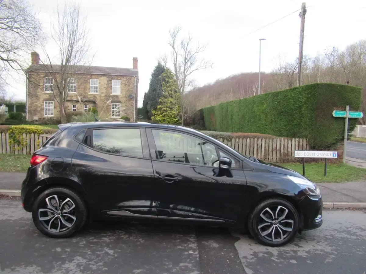Używany Renault Clio V Play 90 KM (66 kW) 2025 Czarny Hatchback