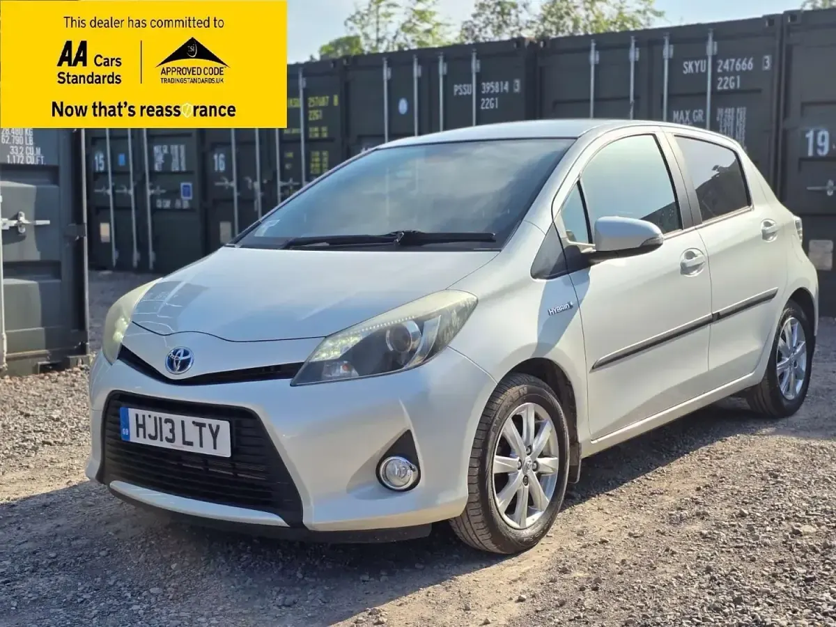 Used Toyota Yaris T4 101 HP (74 kW) 2013 White Hatchback